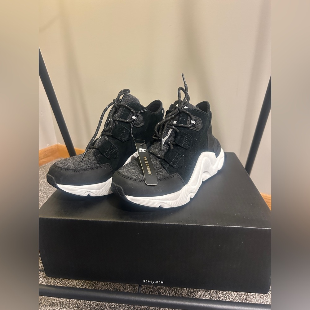 Sorel Black and White Kinetic RNEGO renegade Carobou